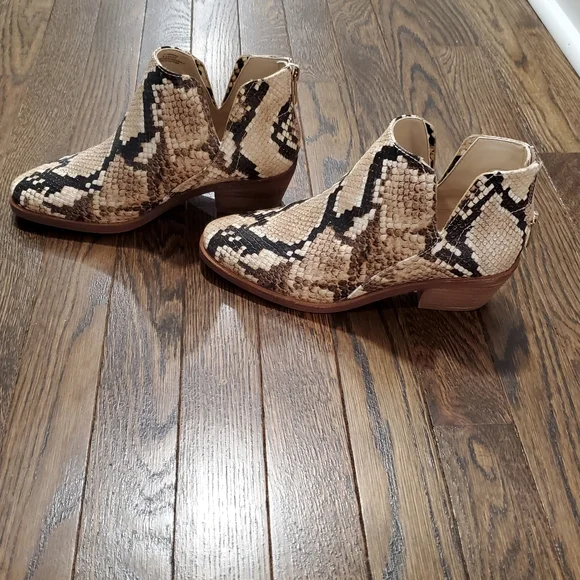 Vince Camuto NWOT boots - Picture 2 of 6